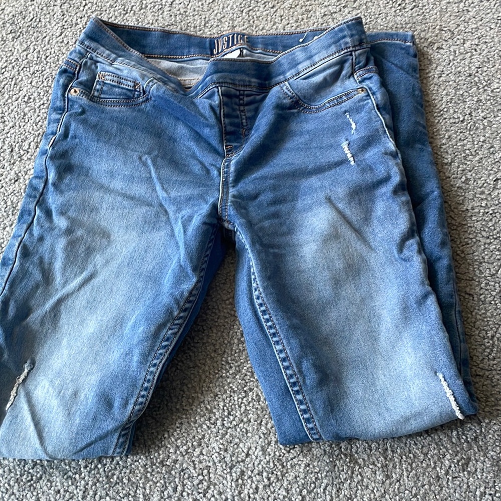 Very little rips in these jeans ! Stylish!